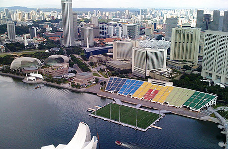 מגרש הכדורגל הצף במרינה ביי, סינגפור, הוא גם המגרש הצף הגדול בעולם
