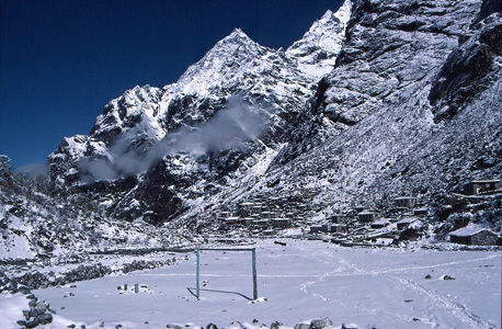 גם בשלג הכבד לא מוותרים על הכדורגל. המגרש למרגלות פסגת הר רמדונג בנפאל