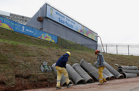 עבודות באצטדיון סאו פאולו. דווקא האצטדיונים שנבנו עם כסף פרטי לא הושלמו, צילום: איי פי
