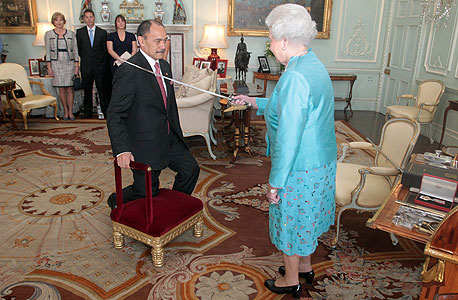 ג'רי מטפארה, המושל הכללי של ניו זילנד, מקבל מהמלכה אליזבת את התואר 'סר'