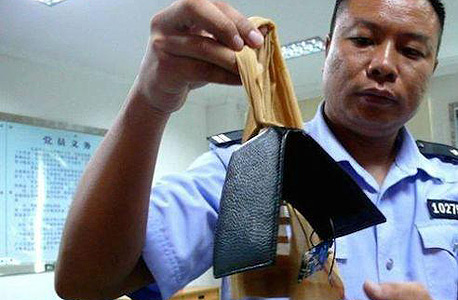 ארנק בעל משדר שנתפר לבטנה שלו ארנק בעל משדר שנתפר לבטנה שלו