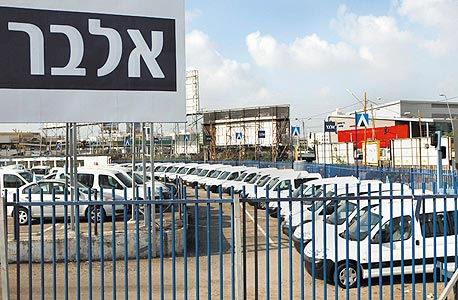 מגרש מכוניות של אלבר. מנהלת  כ-35 אלף מכוניות