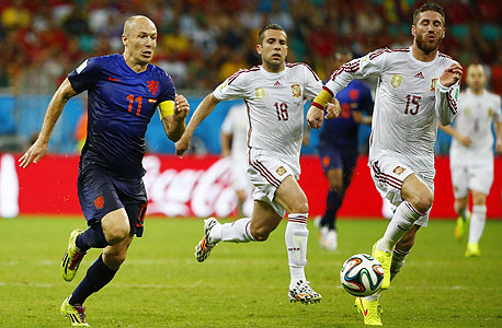 ספרד (בלבן) נגד הולנד. הסתיים בתבוסה, צילום: רויטרס