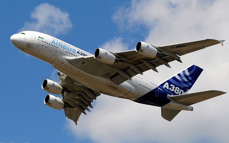 איירבוס A380 בשווי 500 מיליון דולר. מטוס זה שייך לאיש העסקים המיליארדר הסעודי, הנסיך אלוואליד בין טלאל. פנים המטוס מעוטר בזהב וברצפתו מקובע מסך המאפשר לנוסעים לראות מעל מה הם טסים