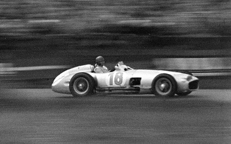 מרצדס בנץ  W196 בשווי 30 מיליון דולר. מכונית מרוץ אגדית זו שימשה את חואן מנואל פנג'יו ואת סטרלינג מוס במרוץ הפורמולה 1 ב-1950. המכונית זכתה ב-12 מרוצים וב-2013 נמכרה על-ידי בית המכירות בונהמס