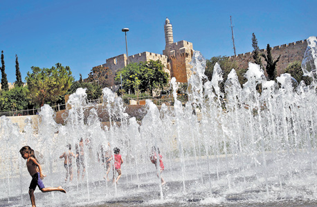המזרקה בפארק טדי בירושלים. לרחוץ למרגלות העיר העתיקה