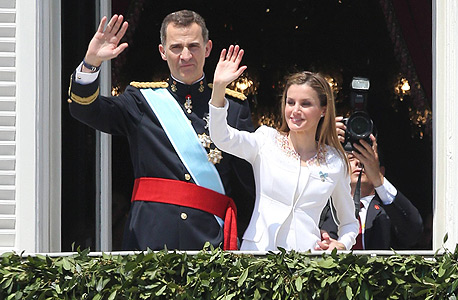 ספרד הכתירה מלך חדש בטקס צנוע