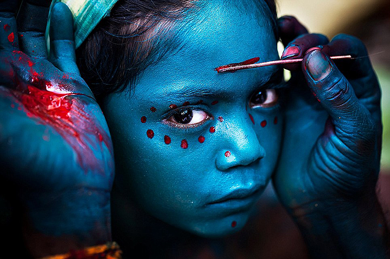 הודו: התצלום הזה צולם במהלך פסטיבל Mayana Soora Thiruvizha המתקיים בכל מרץ בעיירה הקטנה קבריפטינאם שבהודו. הפסטיבל מוקדש לאלה Angalamman, צילום: Mahesh Balasubramanian / National Geographic 