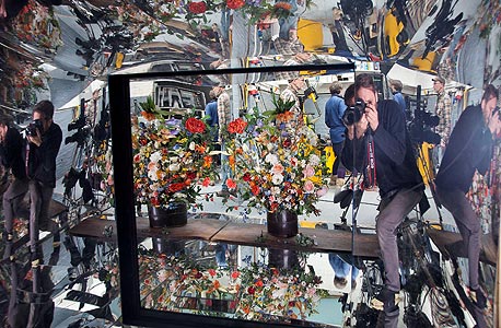 גרשט מצלם בחדר המראות שבנה בסטודיו בלונדון. "כדי לשמור על פוקוס צילמתי בשתי מצלמות: אחת התמקדה בהשתקפות והשנייה בציפוי של המראה, ודווקא בשנייה התוצאה הפתיעה: הציפוי הפך לחומר גלי, והצילומים ממש מטלטלים"