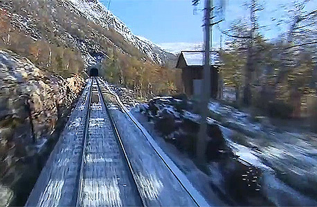 סרט איטי של רכבת נורבגית שירדים את הנוסעים