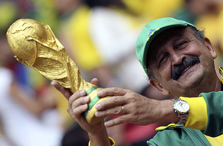אוהד נבחרת ברזיל עם הגביע. זה מה שחשוב, צילום: אי פי איי