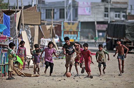 ילדים בהודו משחקים כדורגל, צילום: איי פי