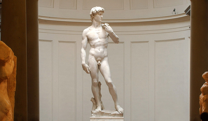 פסל דוד של מיכלאנג'לו: מוזיאון האקדמיה בפירנצה הוא הבית של אחד הפסלים המוכרים ביותר בכל הזמנים. רק חבל שהשומרים נוהגים לצעוק כל הזמן "לא לצלם!"