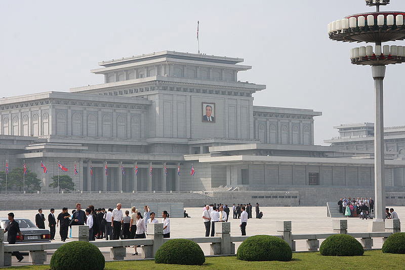 ארמון השמש קומסוסאן: אסור לצלם את הגופות החנוטות של מנהיגי צפון קוריאה קים איל סונג וקים ג