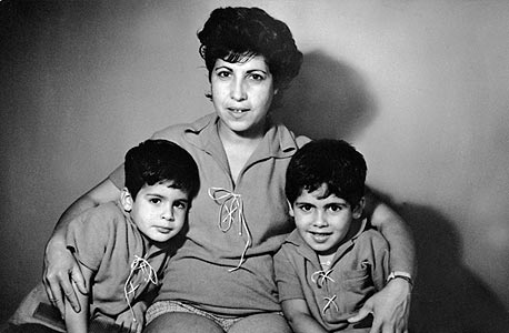 1962. דוד פתאל (בן 5, מימין) עם אחיו איציק (בן 4) ואמם קטי בביתם בחיפה