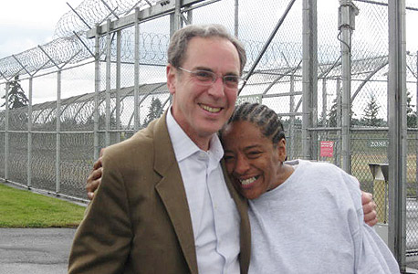 הסנגור הראשי של אורגון סטיב וקס וליסה מארי רוברטס, עם שחרורה בתחילת החודש אחרי 12 שנות מאסר שווא על רצח חברתה לחיים