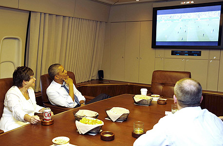 ברק אובמה צופה במשחק כדורגל של נבחרת ארה"ב מונדיאל 2014, צילום: רויטרס