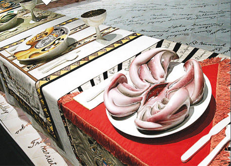 השראה: פרט מתוך "The Dinner Party" של ג'ודי שיקגו,  1974-1979, מיצב המוצג במוזיאון ברוקלין נעליים של טורי ברץ, 1,590 שקל, בפקטורי 54 