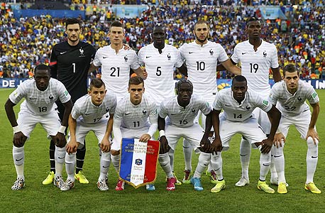 נבחרת צרפת. שחקן אחד מהגר, שחקן אחד נולד בים ו-14 שחקנים בנים, נכדים או נינים של מהגרים. 16 שחקנים באלג