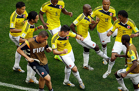 נבחרת קולומביה חוגגת. באופן יחסי קל יותר להבריק פעם אחת מאשר להישאר מתואם עם 6-7 שחקנים אחרים 