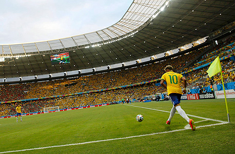ניימאר נבחרת ברזיל מרים קרן, צילום: רויטרס