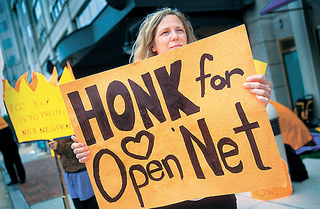 לא מוותרים לתאגידים על חופש האינטרנט, צילום: בלומברג