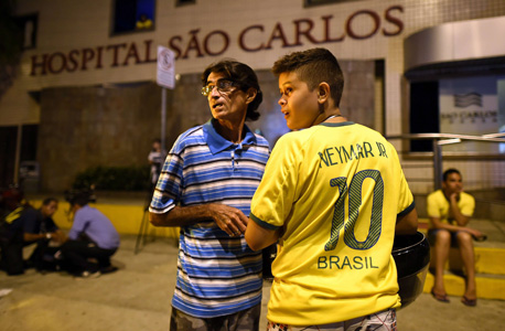 אוהדי נבחרת ברזיל ממתינים מחוץ לבית החולים כדי לשמוע מה קורה עם ניימאר. היה הפסד קולקטיבי של הזדמנות היסטורית. "המדינה רצתה עתיד אדיר", צילום: אי אף פי