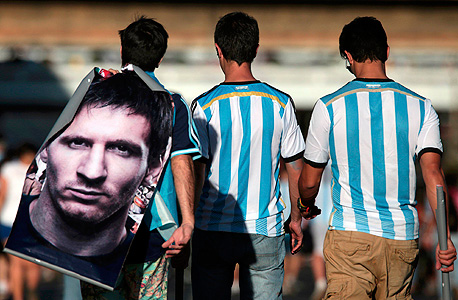 אוהדי נבחרת ארגנטינה. האם זה נורא שארגנטינה תלויה במסי? ובכן, אפשר להיות במצב גרוע יותר מאשר להיות תלוי בשחקן הטוב בעולם