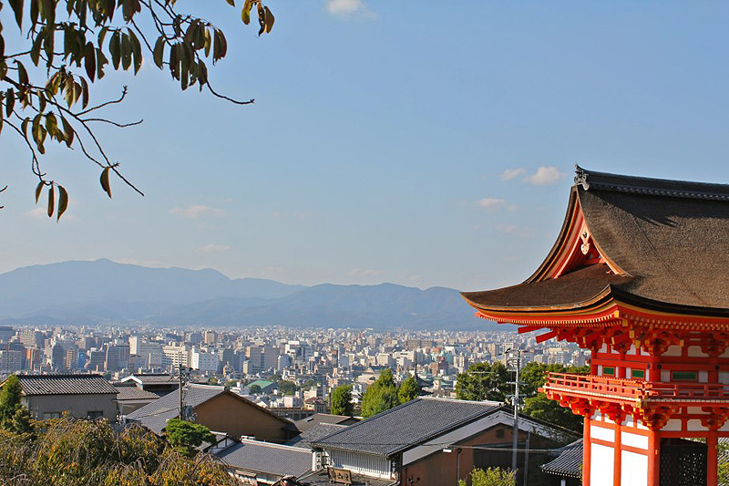 מקדש בקיוטו, על רקע מרכז העיר, צילום: נועה קסלר