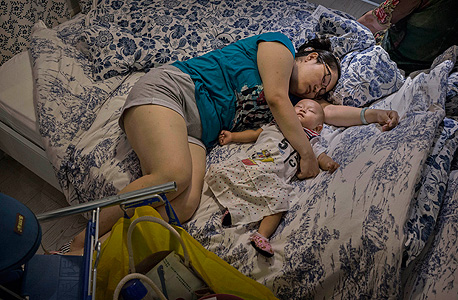 אשה בסין ישנה בחנות של איקאה, צילום: אימגבנק, Gettyimages / Kevin Frayer