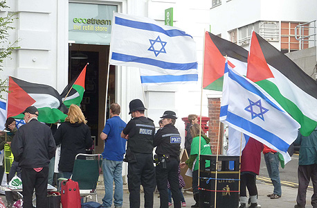 חנות EcoStream בחוף ברייטון. פעילים מארגוני סולידריות פלסטינים ערכו הפגנה מול החנות בכל יום שבת