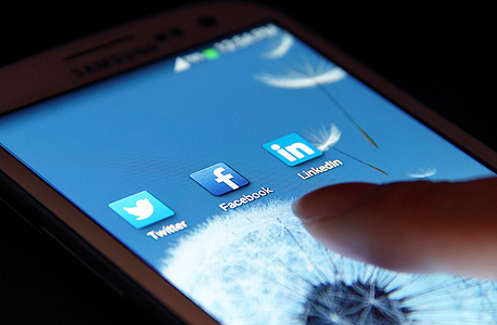 פייסבוק רשתות חברתיות טוויטר לינקדין טלפון סלולר, צילום: שאטרסטוק