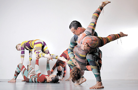 רקדני הלהקה בתלבושות שעיצבה ענבל פינטו. "סריג, בניגוד לבד, אפשר לפסל, הוא כמו פסל חי", צילום: אוראל כהן
