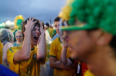 אוהד נבחרת ברזיל בשוק. נפילה