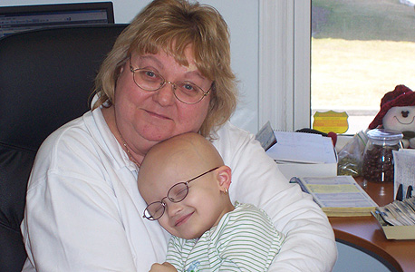 לינדה גיליק מחבקת ילדה חולת סרטן. השכנים טענו שהיא מפיצה פאניקה