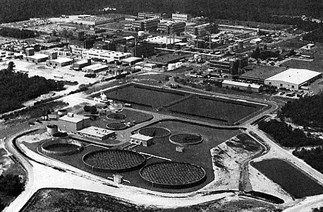 מפעל סיבה־גייגי בטומס ריבר, 1984. למים בשכונה הסמוכה היה ריח מוזר
