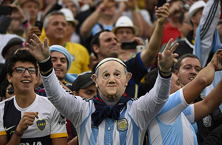 אוהד נבחרת ארגנטינה במסכת האפיפיור. וואלה, יש להם הרבה מזל , צילום: איי אף פי