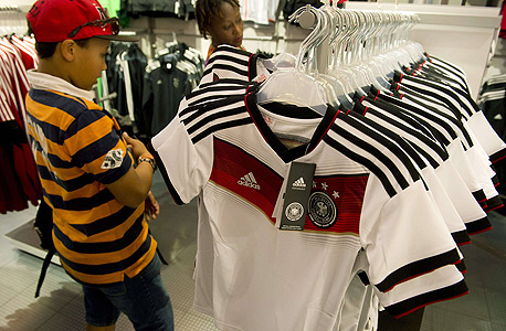 חולצות רפליקה של נבחרת גרמניה. מיליונים נמכרו, צילום: איי אף פי