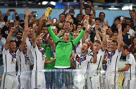 נבחרת גרמניה חוגגת זכייה במונדיאל 2014 בברזיל מול נבחרת ארגנטינה