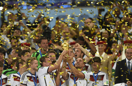 נבחרת גרמניה חוגגת עם הגביע העולמי. לא נתנו לתבוסה של ברזיל להוציא אותם מהריכוז