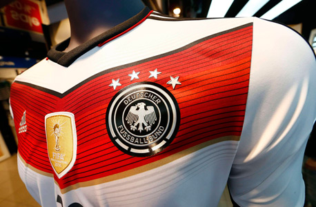 חולצת נבחרת גרמניה עם ארבעה כוכבים שמסמנים 4 אליפויות עולם. הביאו צעירים למונדיאל הזה כדי שיהיו מוכנים למונדיאל הבא