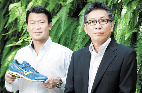 יאסוהיקו קישימוטו (מימין) ומיטסוהירו אוקאמוטו. "אנחנו בעצמנו רצים, אז אנחנו יודעים מה הלקוחות שלנו צריכים"