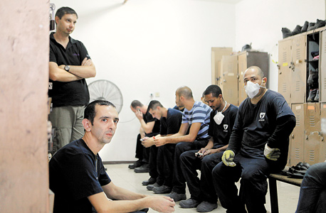 עובדי מפעל רב-בריח באשקלון במהלך מבצע צוק איתן, צילום: אוראל כהן