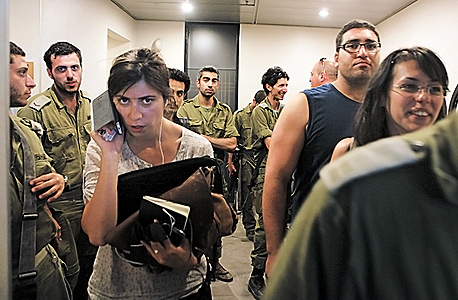 חיילים ואזרחים במרחב המוגן, צומת יד מרדכי, צילום: אוראל כהן