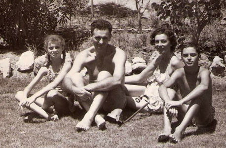1960. זאב בילסקי, בן 11, עם אמו ליני, אביו נחום ואחותו מרים, בת 10, בית הבראה בירושלים