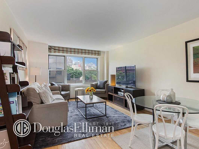 ניו יורק. מחיר: 995 אלף דולר. שטח: 60 מ"ר. כולל: דירה בווסט ווילג', גג פרטי, דורמן 24 שעות ביממה וחדר כושר 