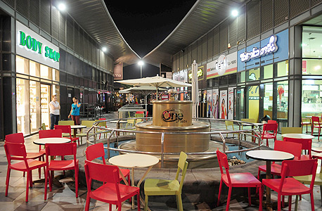 חנויות ריקות בקניות one פלאזה בבאר שבע בעקבות מבצע צוק איתן