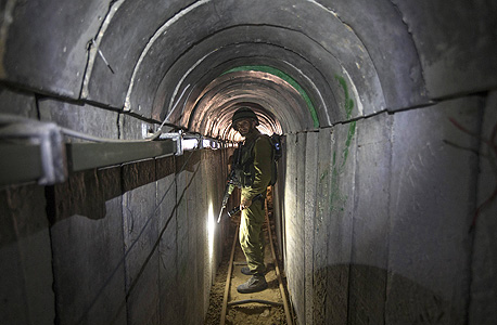 חייל במנהרה שנחשפה בסוף השבוע, צילום: איי פי