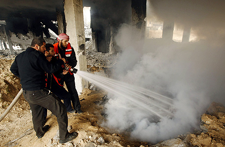 לוחם נהרג בצפון הרצועה - החמישי ביממה; הפלסטינים: בית ספר הופצץ בעזה, עשרות נהרגו