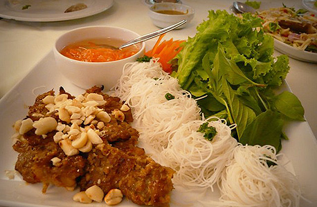 וייטנאם. אטריות אורז קרות עם טופו